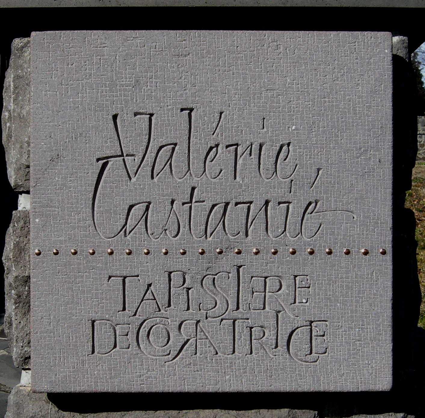 Lave de Volvic – Emaux – 40 x 40 cm – Lettrage : Chancelière gestuelle, capitale romaine ligaturée