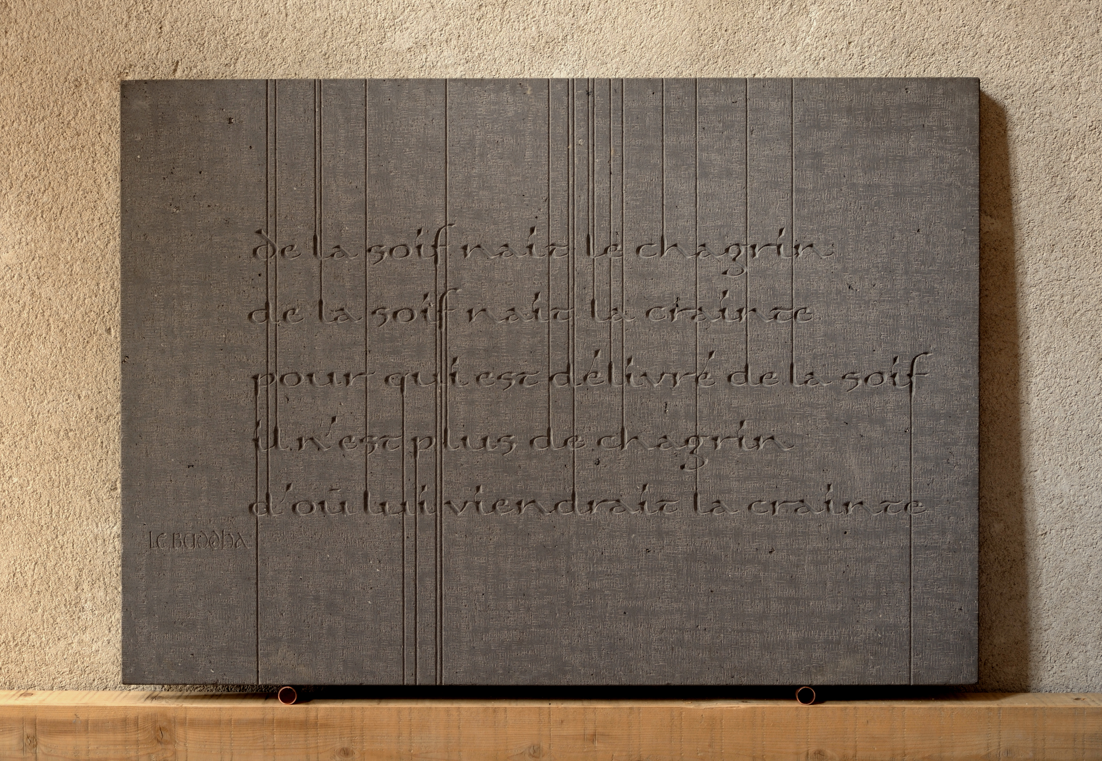Lave de Volvic – Lettrage : Caroline primitive – 100 x 70,7 x 3 cm