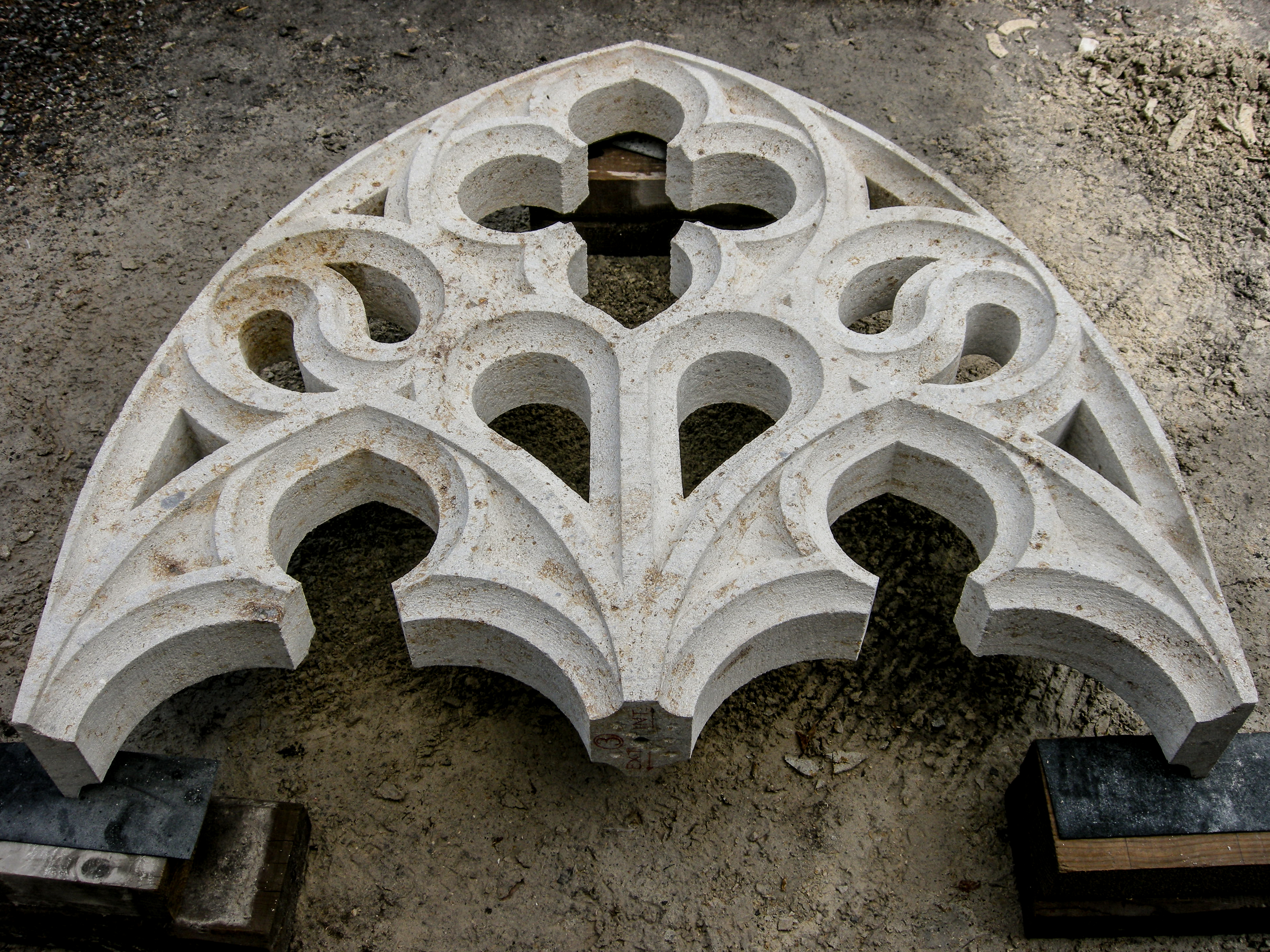 Fenestrage Gothique monolithe – Chantier de restauration monument historique – Pierre : arkose – Largeur : 161 cm